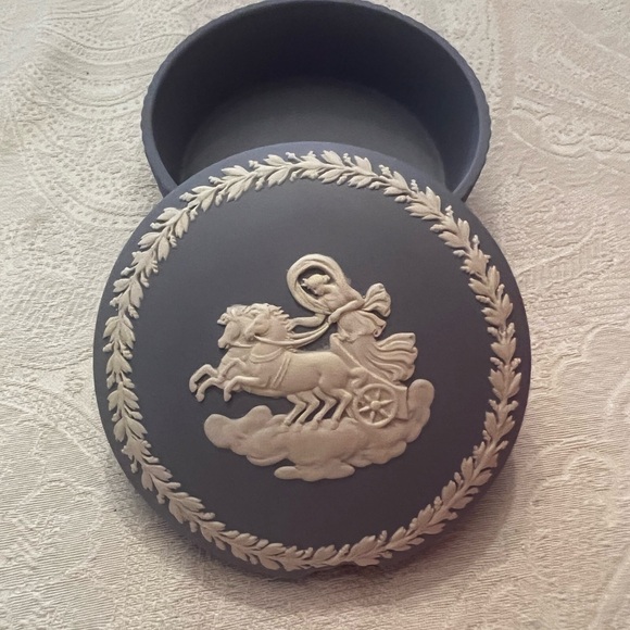 Blue and Cream Decorative Box (CHIPPED LID) - Picture 3 of 4